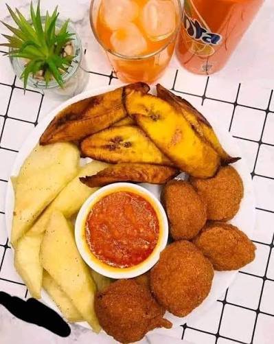 Beignet de haricots + igname frites et aloco (Atta + tévi. + aloco )
